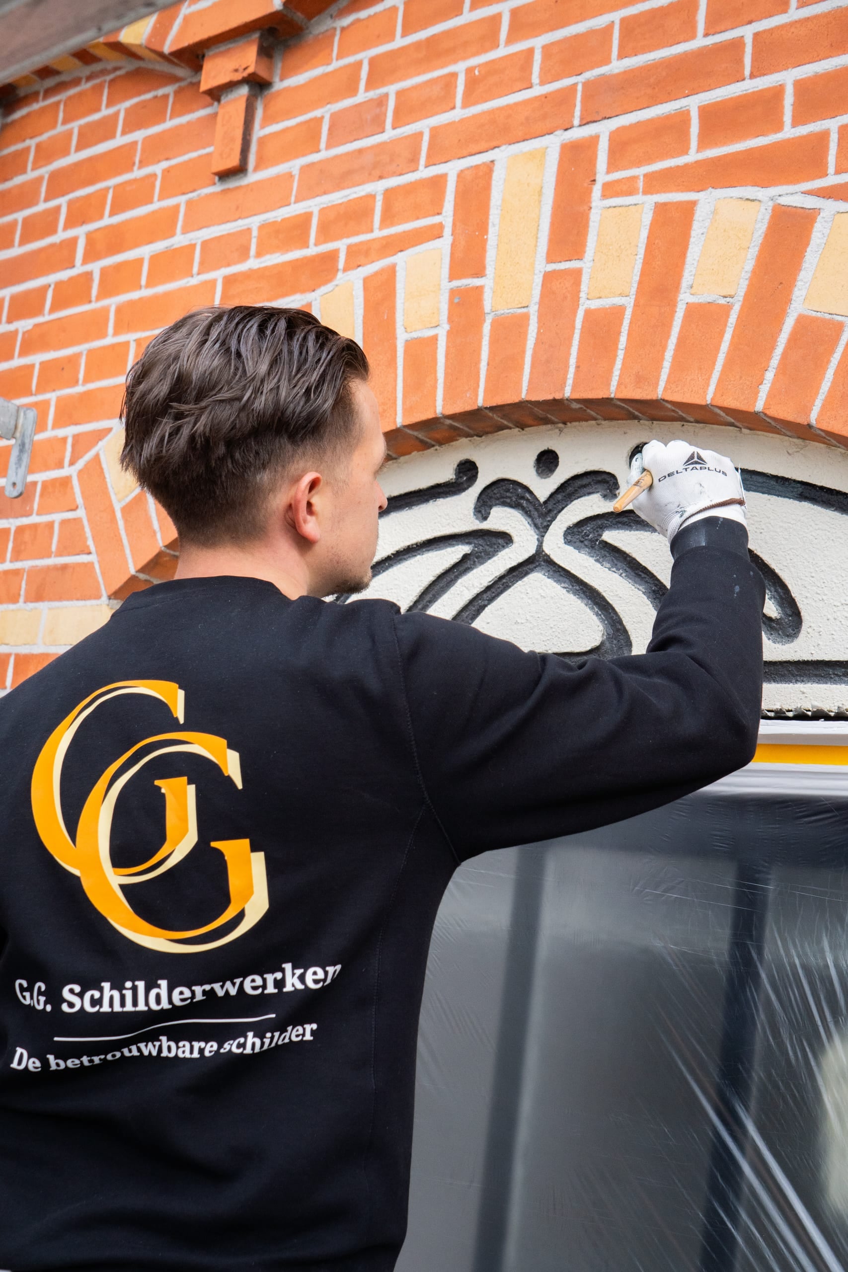 Detail van sierwerk dat met de hand wordt geschilderd