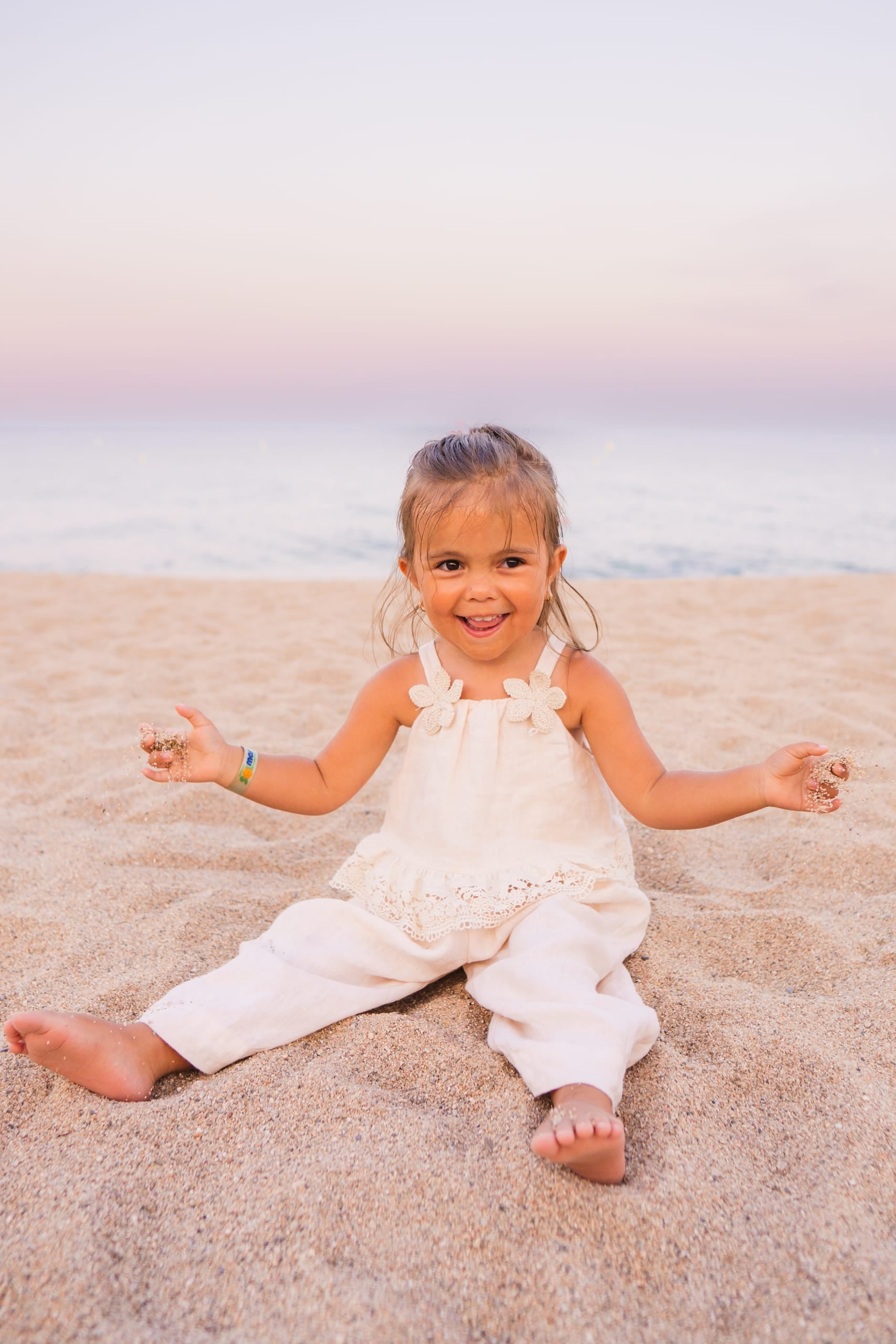 Kind rent lachend over het strand tijdens een kinderfotoshoot